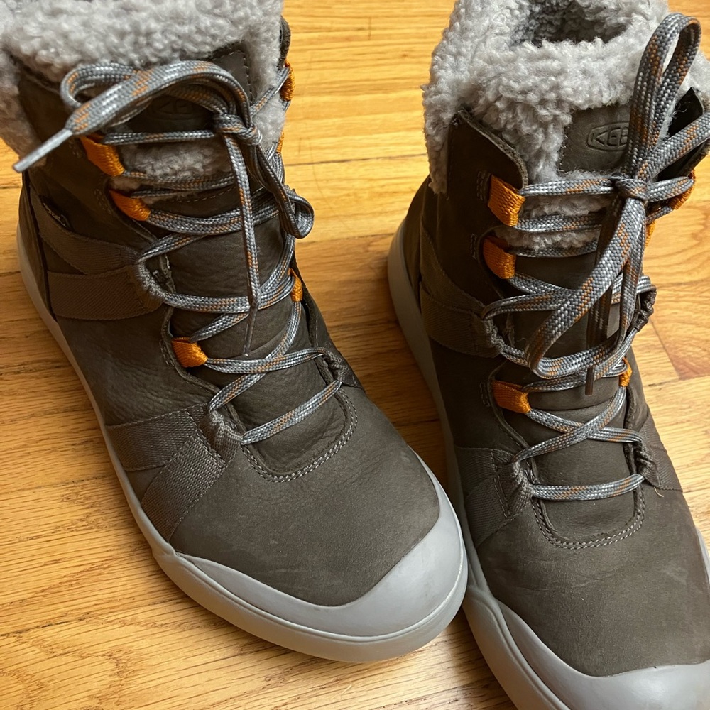 Keen Women's Sz 7 Gray Winter Boots